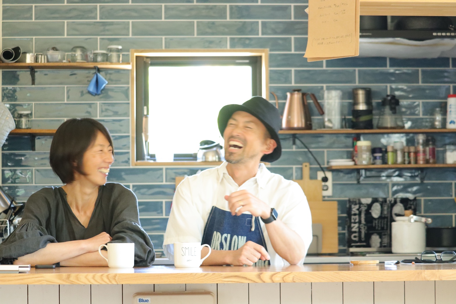 瓶内さんご夫妻。お気に入りの自宅キッチンにて。
